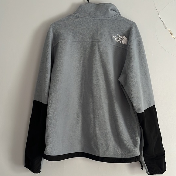 Men’s Northface Quarter Zip - Picture 4 of 4